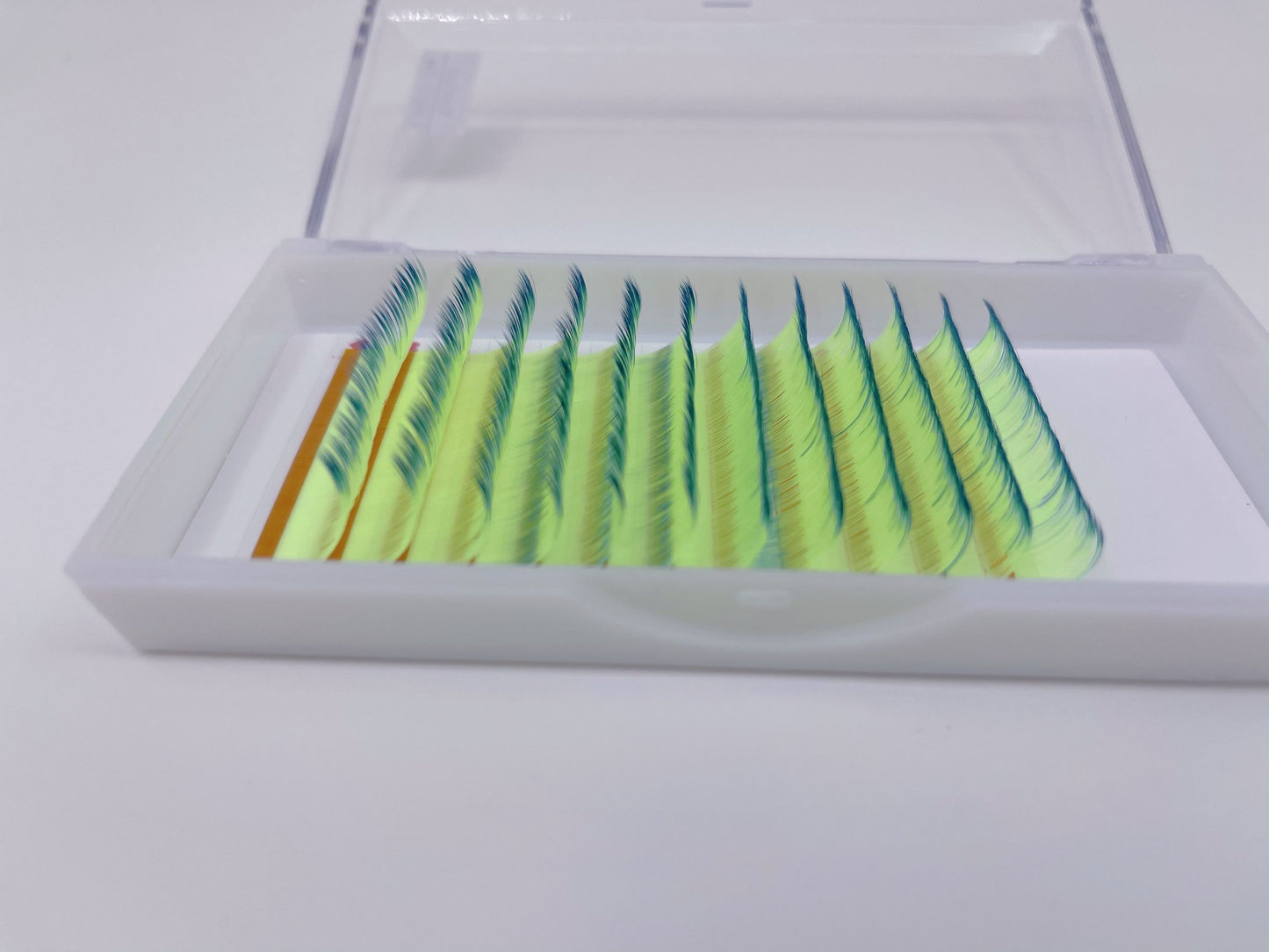 green to blue  neon color lashes ；Glows under blue light